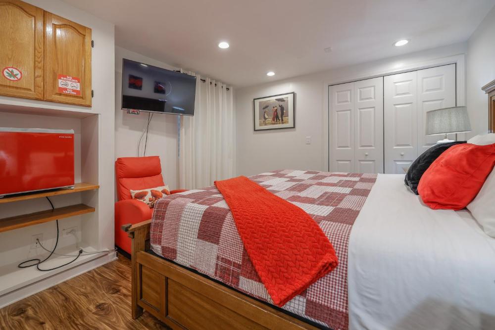 Deluxe King Suite interior